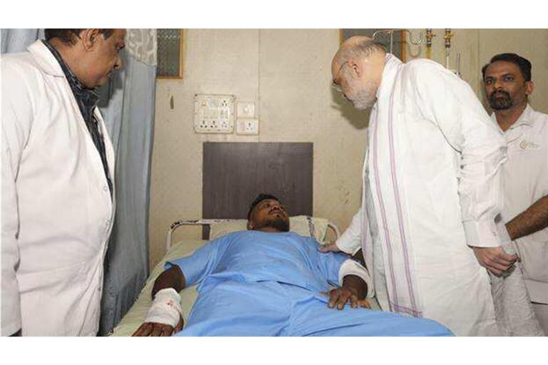 Indiens Innenminister Ahmit Shah mit dem einzigen Überlenden Vishwash Kumar Ramesh.