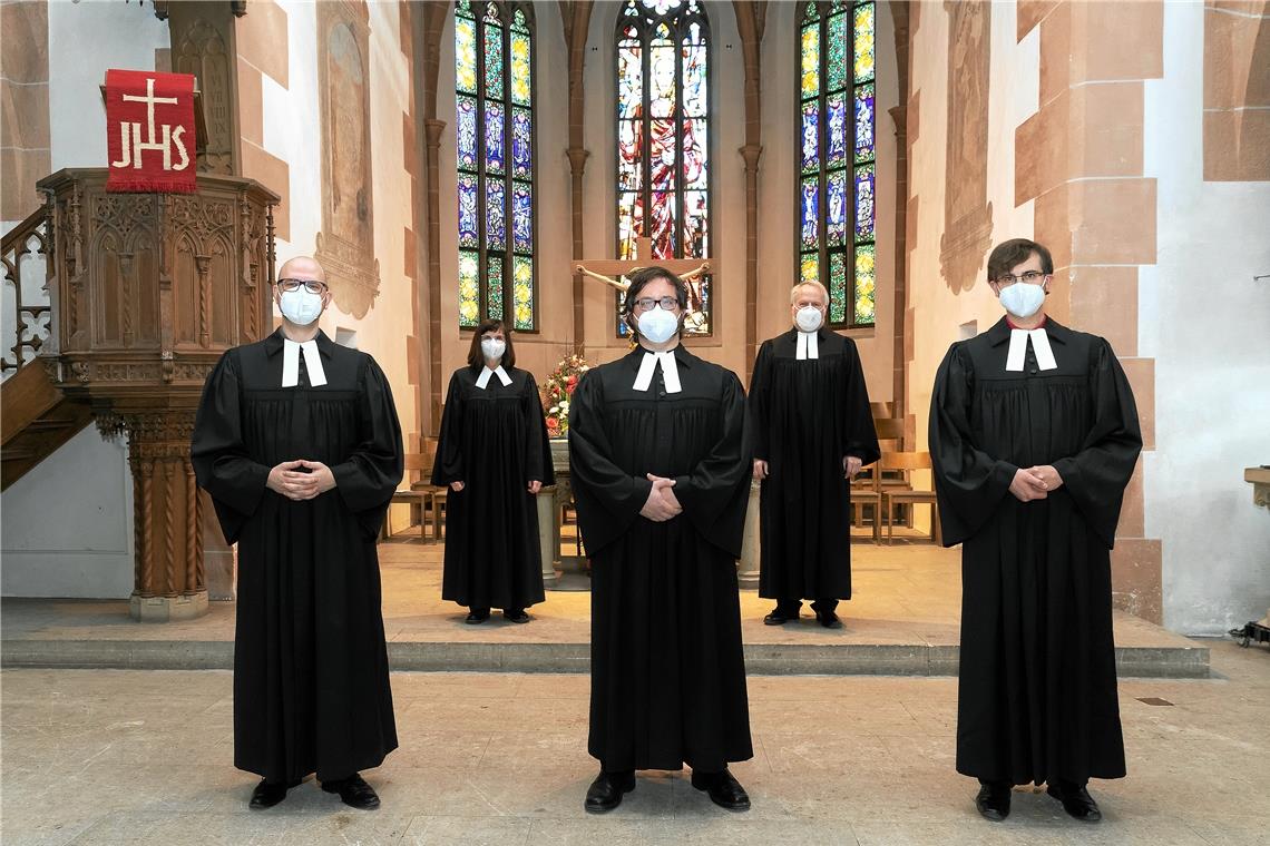 „Geschickt zum Dienst“ Indienstnahme mit genügend Platz in der Murrhardter Stadtkirche (von links): Die gerade ordinierten Pfarrer Christian Schmitt, Jonathan Wahl und Benedikt Jetter vorne und Schuldekanin Silvia Trautwein sowie Dekan Wilfried Braun etwas weiter hinten. Foto: J. Fiedler
