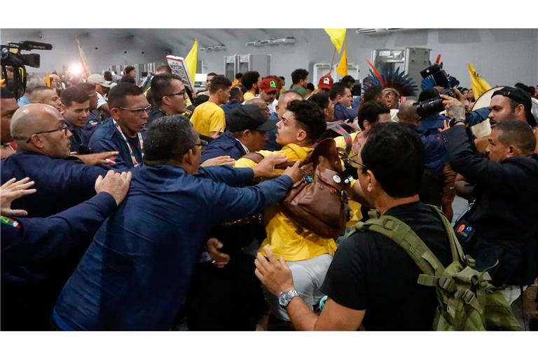 Indigene Aktivisten sind auf das hochgesicherte Gelände der Weltklimakonferenz im brasilianischen Belém eingedrungen.