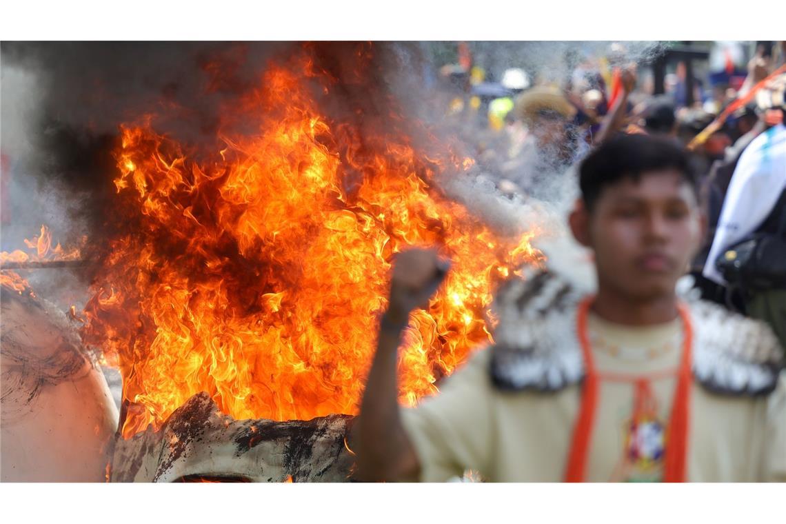 Indigene nehmen in Brasília während des jährlichen „Acampamento Terra Livre“ (Camp freie Erde) an einer Kundgebung teil.