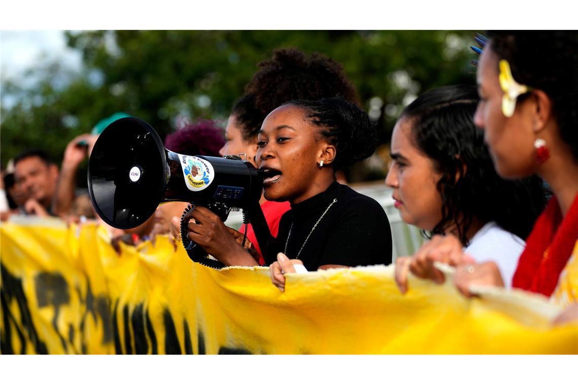 Bilder des Tages Indigene und Umweltaktivisten demonstrieren in der brasilianischen Hauptstadt vor dem Start der Weltklimakonferenz COP30.