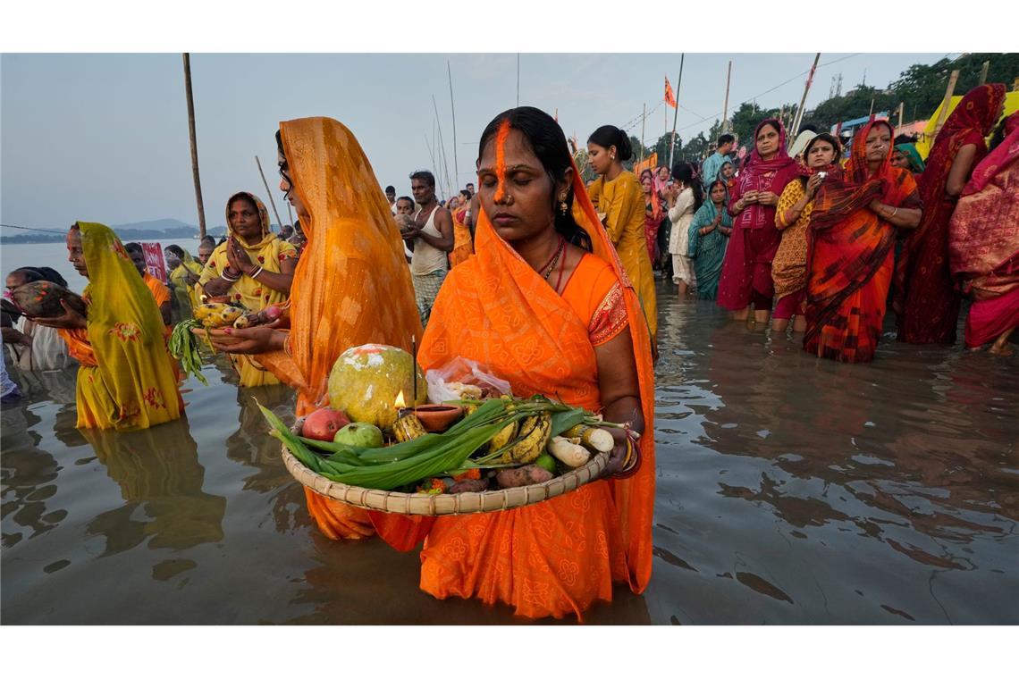 Bilder des Tages Indische Hindu-Anhänger führen während des Chhath Puja-Festes Rituale im Fluss Brahmaputra durch.