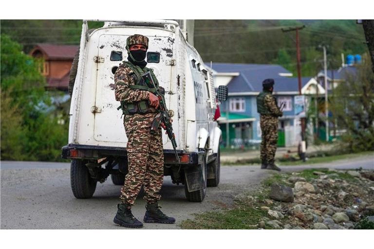 Indische Sicherheitsbeamte stehen in der Nähe von Pahalgam im Süden Kaschmirs Wache, nachdem Angreifer wahllos das Feuer auf Touristen im indisch kontrollierten Kaschmir eröffnet haben.