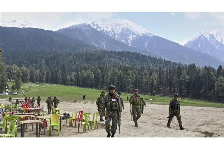 Indische Sicherheitskräfte inspizieren den Ort eines militanten Angriffs auf Touristen in Pahalgam im indisch kontrollierten Kaschmir. (Archivbild)