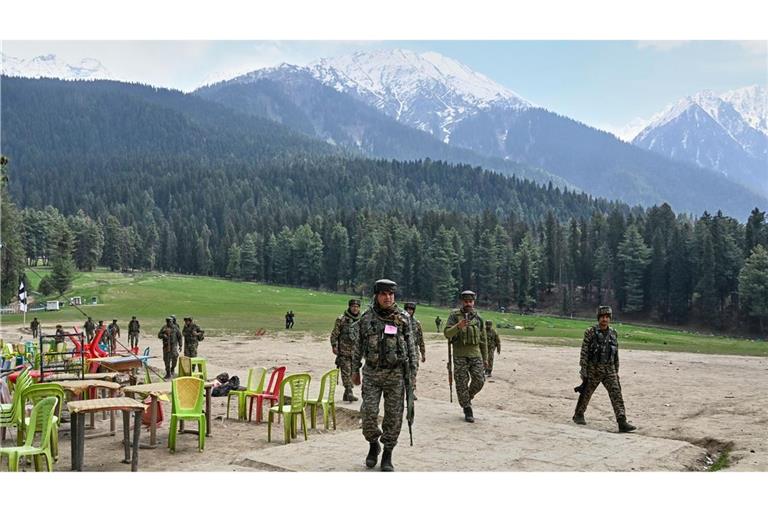 Indische Sicherheitskräfte inspizieren den Ort eines Angriffs auf Touristen in Pahalgam im indisch kontrollierten Kaschmir. (Foto Archiv)