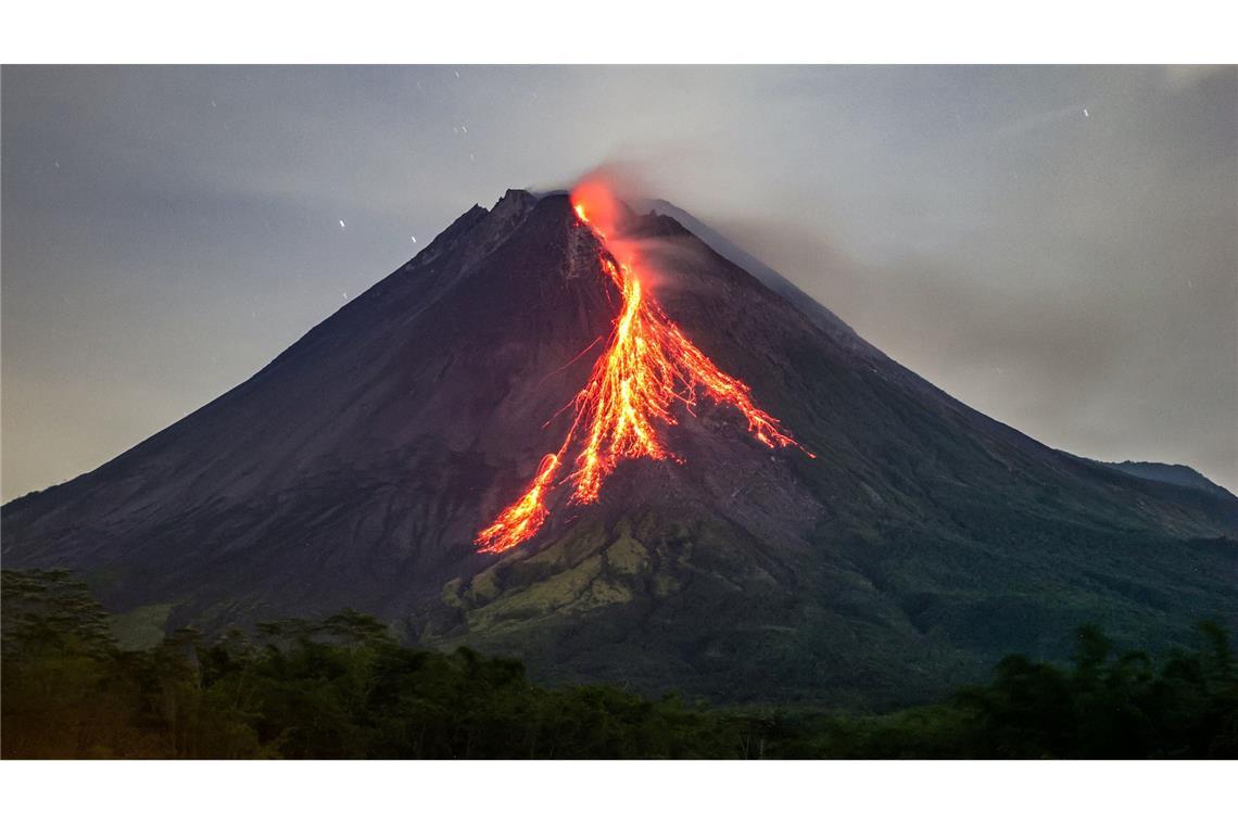 Indonesischer Vulkan Merapi spuckt heiße, rötliche Lava.