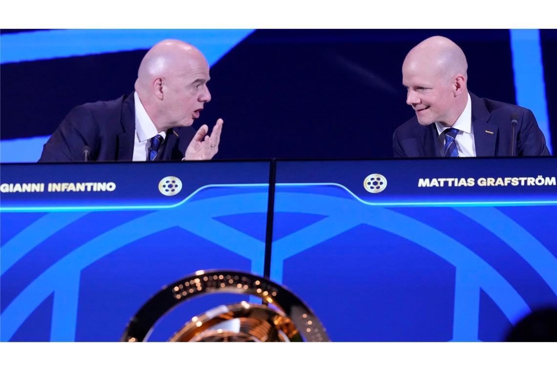 Eklat bei FIFA-Kongress: Europa-Delegierte nicht auf Podium Infantino (l.) berät sich mit seinem Generalsekretär Grafström.