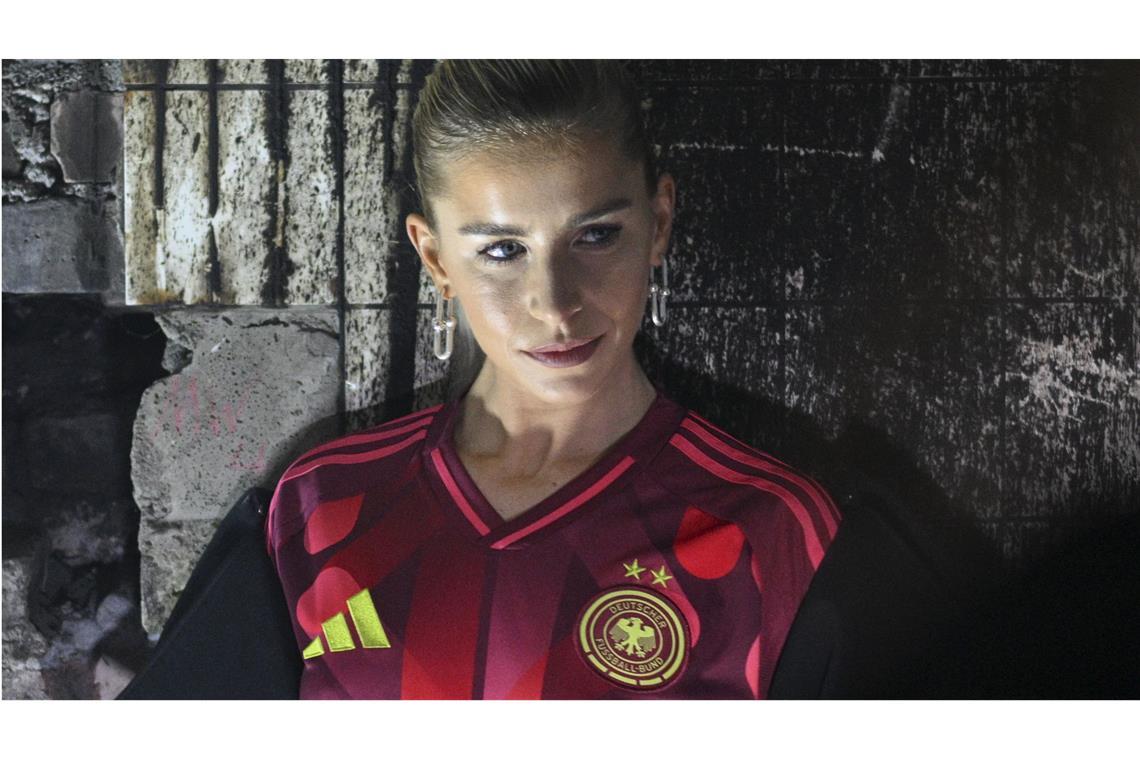 DFB-Frauen bekommen neues Auswärtstrikot in Rot und Rosa Influencerin Caro Daur hatte das Design bereits Anfang Februar bei der Fashion Week in Berlin getragen.