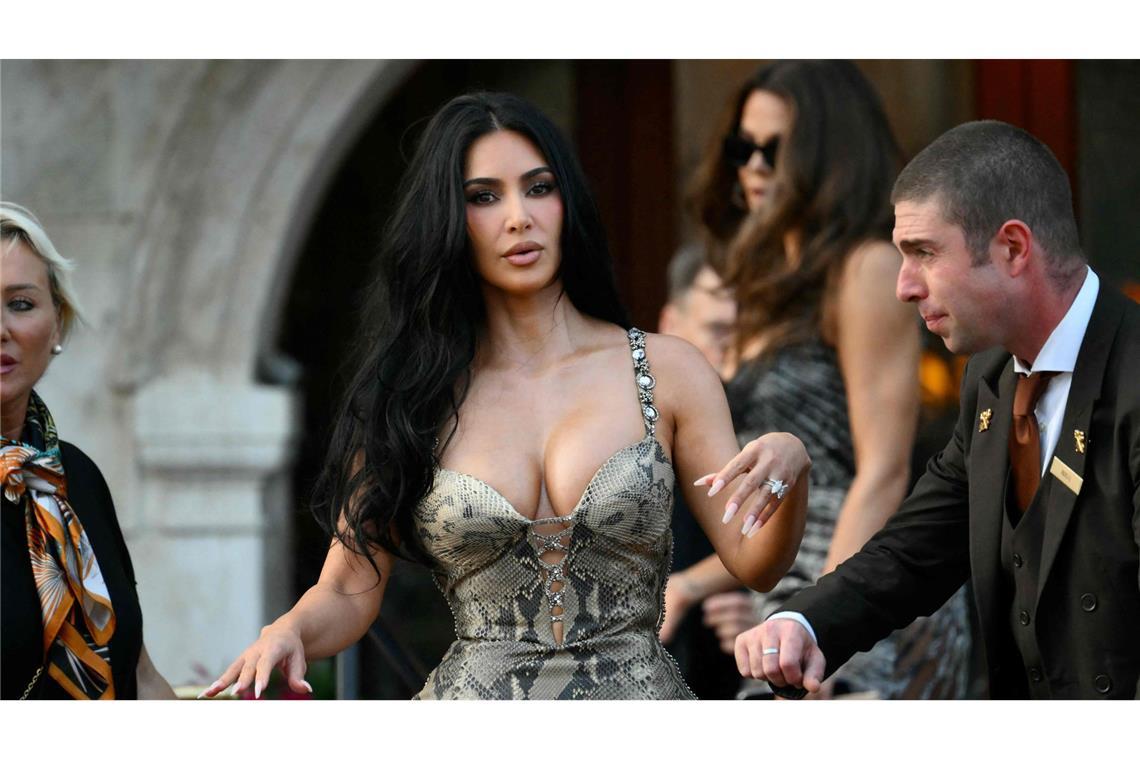 Diese Promis feiern auf der Bezos-Hochzeit Influencerin Kim Kardashian beim Verlassen des Palace Hotels in Venedig.