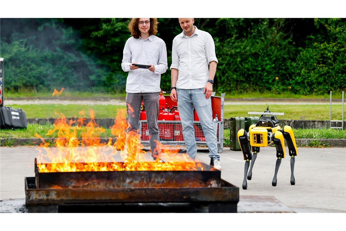 Informatiker Sören Pirk (rechts) leitet das Forschungsprojekt "Wildfire Twins" an der Kieler Christian-Albrechts-Universität.