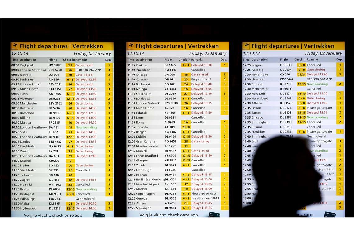 Informationstafeln am Flughafen Schiphol informieren über annullierte und verspätete Flüge.