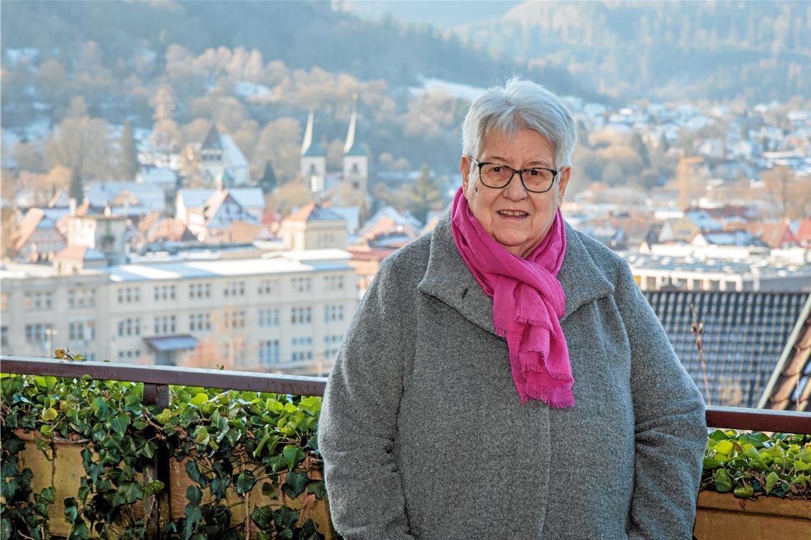 Inge Brehmer war schon immer eng mit der Stadt und dem kirchlichen Leben verbunden. Von ihrem Balkon aus hat sie die Stadtkirche und die Walterichskirche (links von ihr) gut im Blick. Fotos: Stefan Bossow