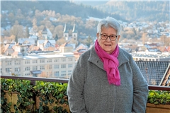 Inge Brehmer war schon immer eng mit der Stadt und dem kirchlichen Leben verbunden. Von ihrem Balkon aus hat sie die Stadtkirche und die Walterichskirche (links von ihr) gut im Blick. Fotos: Stefan Bossow