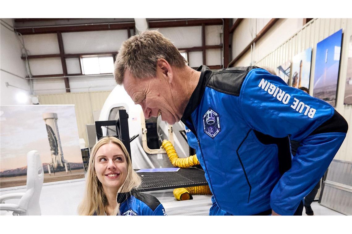 Ingenieurin Michaela Benthaus und der pensionierte Manager Hans Koenigsmann sind die beiden Deutschen an Bord der Blue-Origin-Rakete.