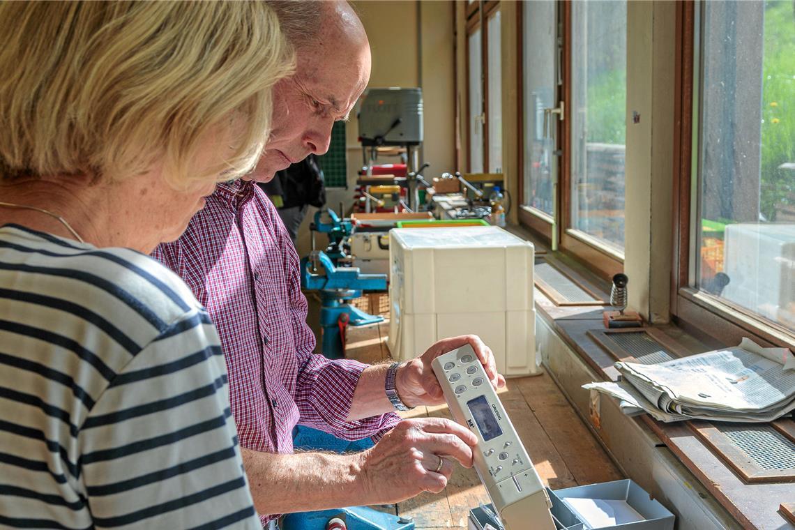 Das Murrhardter Repaircafé legt los Ingolf Berkes checkt ein Küchenradio.