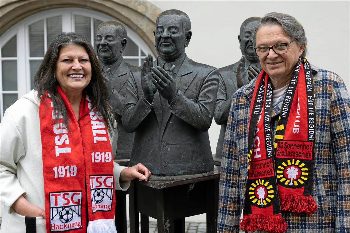 Die Fußballliebe reicht für zwei Vereine Ingrid und Jürgen Beerkircher hoffen, dass es am Ende ihr jeweiliges Lieblingsteam ist, dem der Applaus für den Sieger gehört. Foto: Alexander Becher