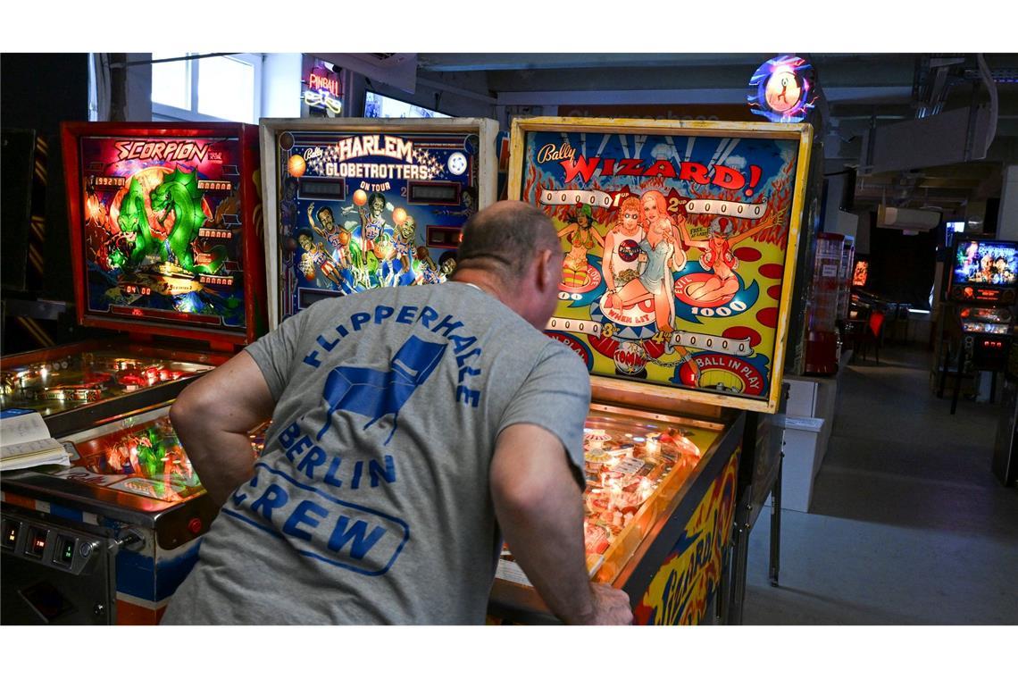 Das Comeback der Flipper-Automaten Inhaber Jörg Meißner macht seine Sammlung jedes Wochenende Besuchern zugänglich.