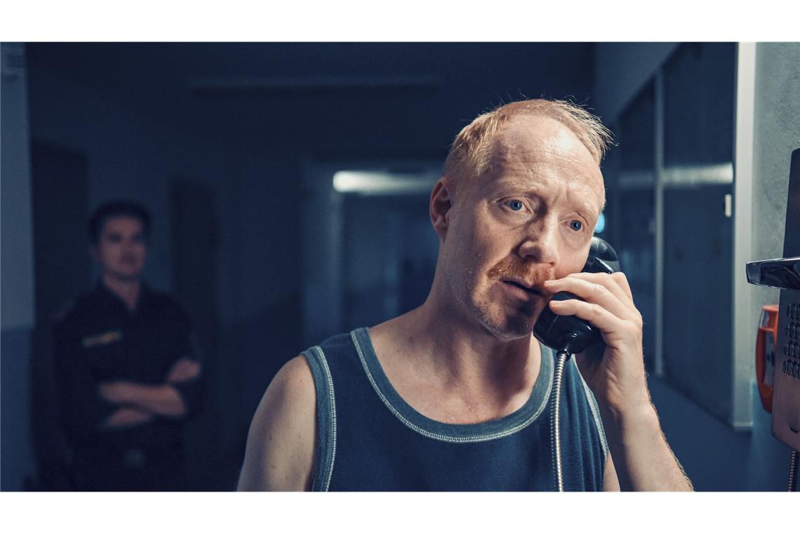 Wie war „Messer“, der neue „Tatort“ aus Wien? Inkasso Heinzi (Simon Schwarz) sitzt ein.
