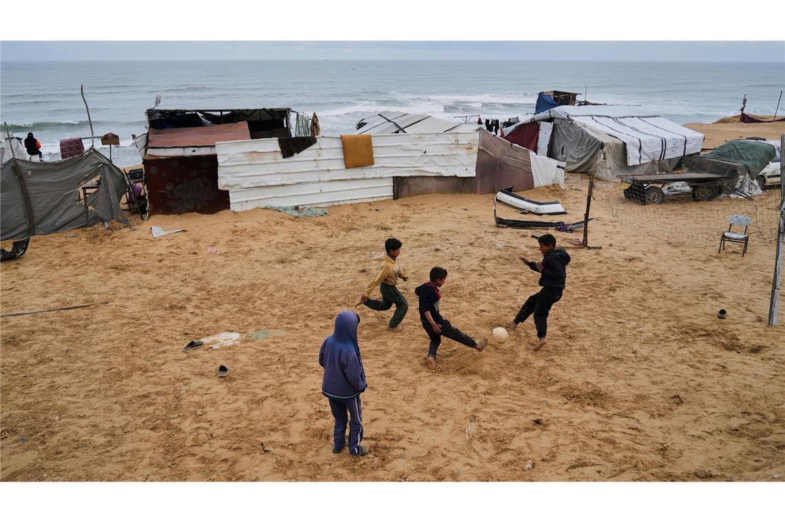 Bilder des Tages Inmitten des Krieges: Kinder kicken im Zeltlager in Deir al-Balah