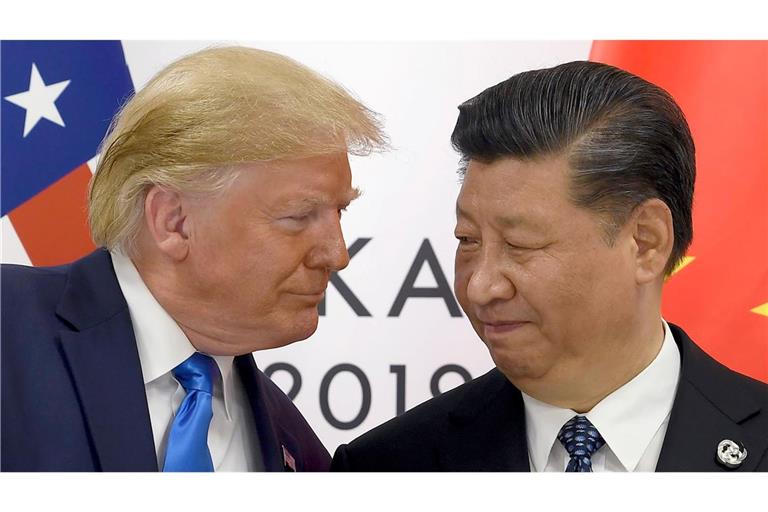 Inmitten des schweren Handelskonflikts zwischen den USA und China haben Donald Trump und Xi Jinping (r) miteinander telefoniert. (Archivbild)
