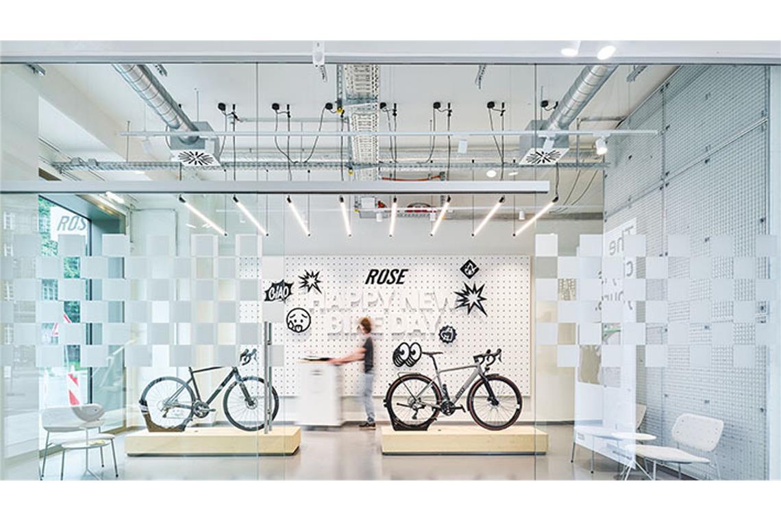 Beste Innenarchitektur Deutschlands gekürt – Stuttgarter Studios erfolgreich Innenarchitektin Anja Pangerl von Blocher Partners aus Stuttgart stellt Räder aufs Podest in dem hell einladenden Showroom von Rose Bikes in München.