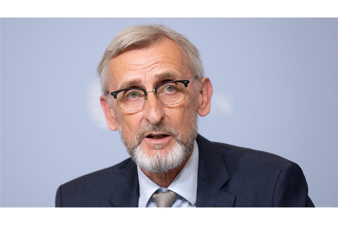 Nach AfD-Einstufung: Minister lehnt Gesinnungsprüfung ab Innenminister Armin Schuster lehnt nach AfD-Einstufung anlasslose Gesinnungsprüfung für Beamte mit AfD-Mitgliedschaft ab. (Archivbild)