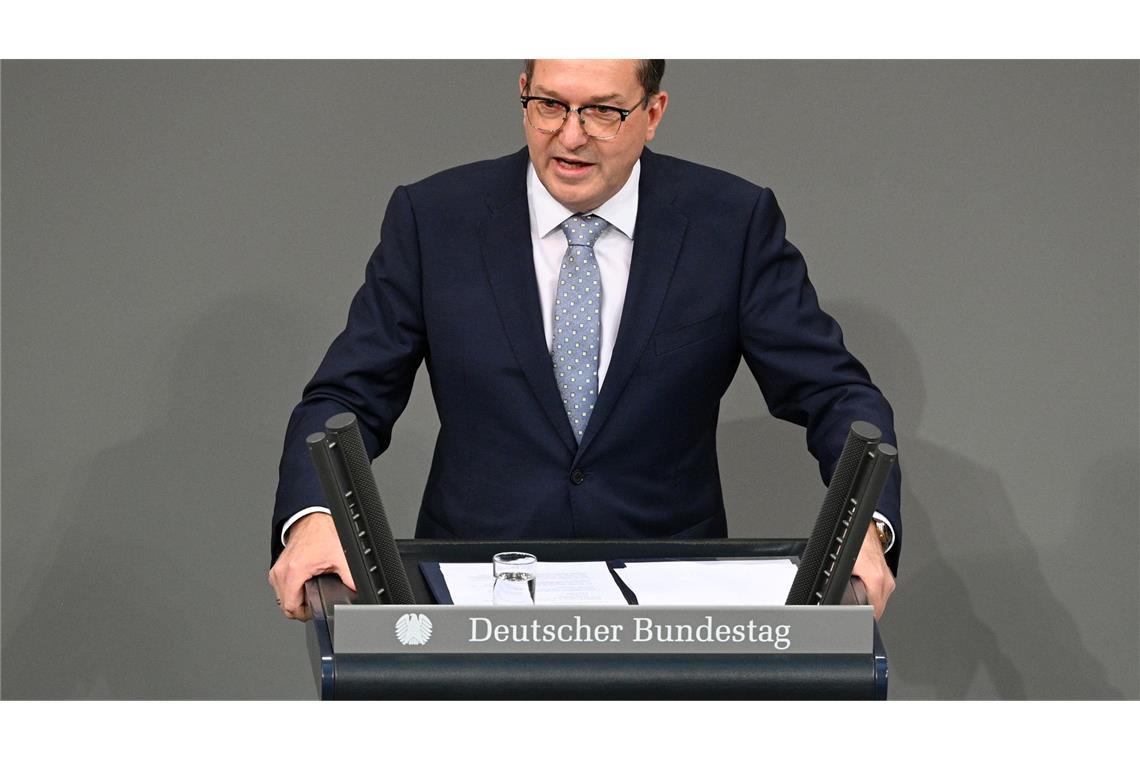 Einbürgerung frühestens nach fünf Jahren Innenminister Dobrindt warnt vor Anreizen für illegale Migration.