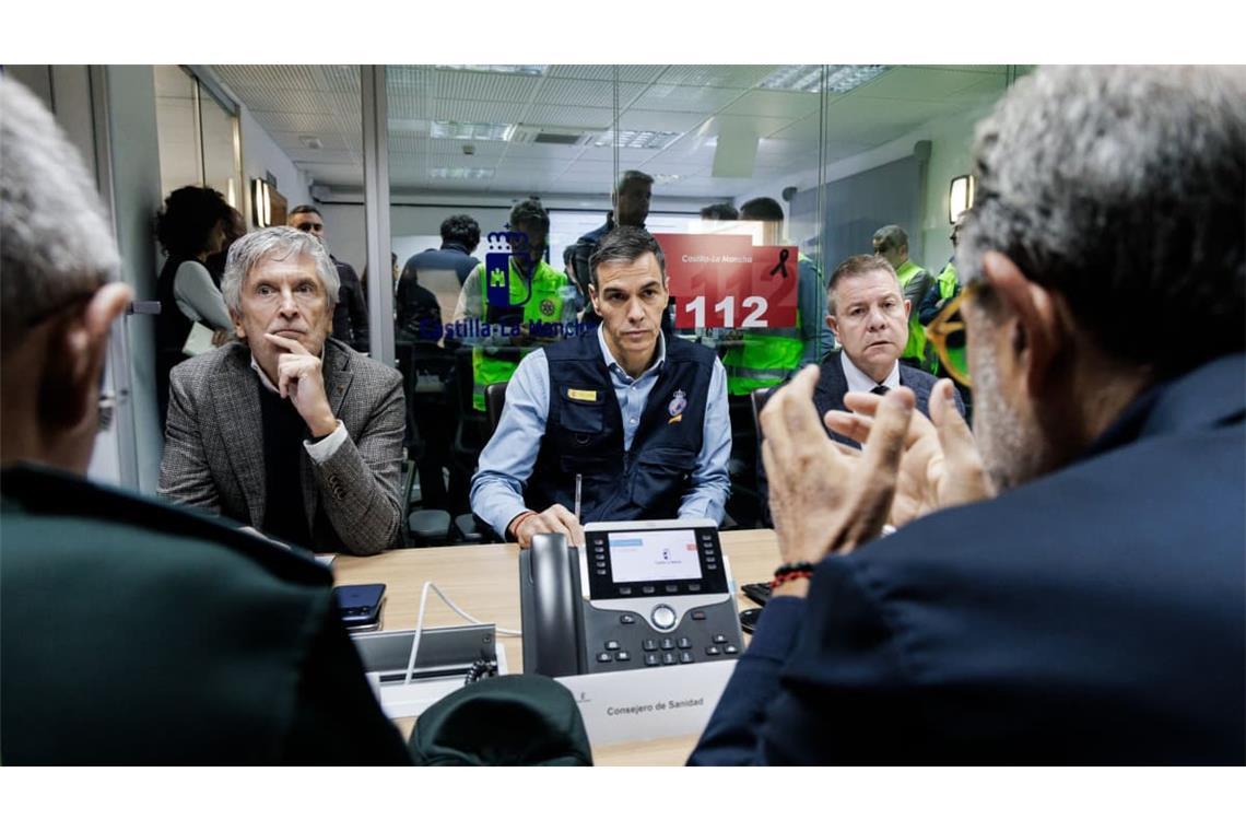 Innenminister Fernando Grande-Marlaska (l-r), Ministerpräsident Pedro Sánchez und der Präsident von Kastilien-La Mancha, Emiliano García-Page, nahmen an der Sitzung des Integrierten Einsatzleitzentrums (CECOPI) in der Notrufzentrale 112 teil.