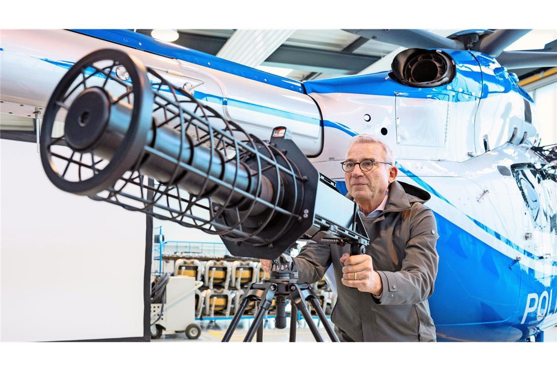 Innenminister Thomas Strobl (CDU) an einer Jammer-Kanone zur Drohnenabwehr: viel gewollt, wenig geschafft.