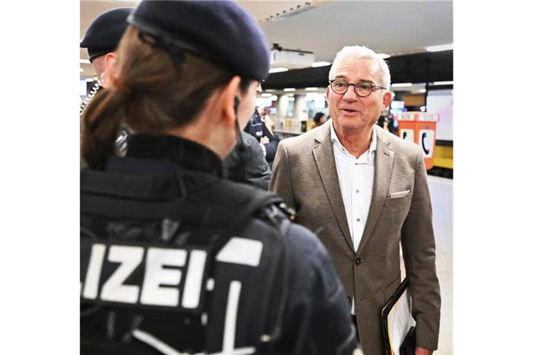 Innenminister Thomas Strobl (CDU) schaut bei der Waffenverbotskontrolle am Stuttgarter Charlottenplatz vorbei.