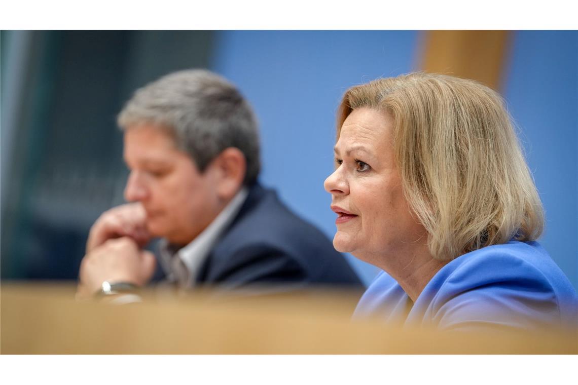 BSI bereitet sich auf technische Absicherung von Neuwahl vor Innenministerin Nancy Faeser und BSI-Präsidentin Claudia Plattner bei der Vorstellung des BSI-Lageberichts.