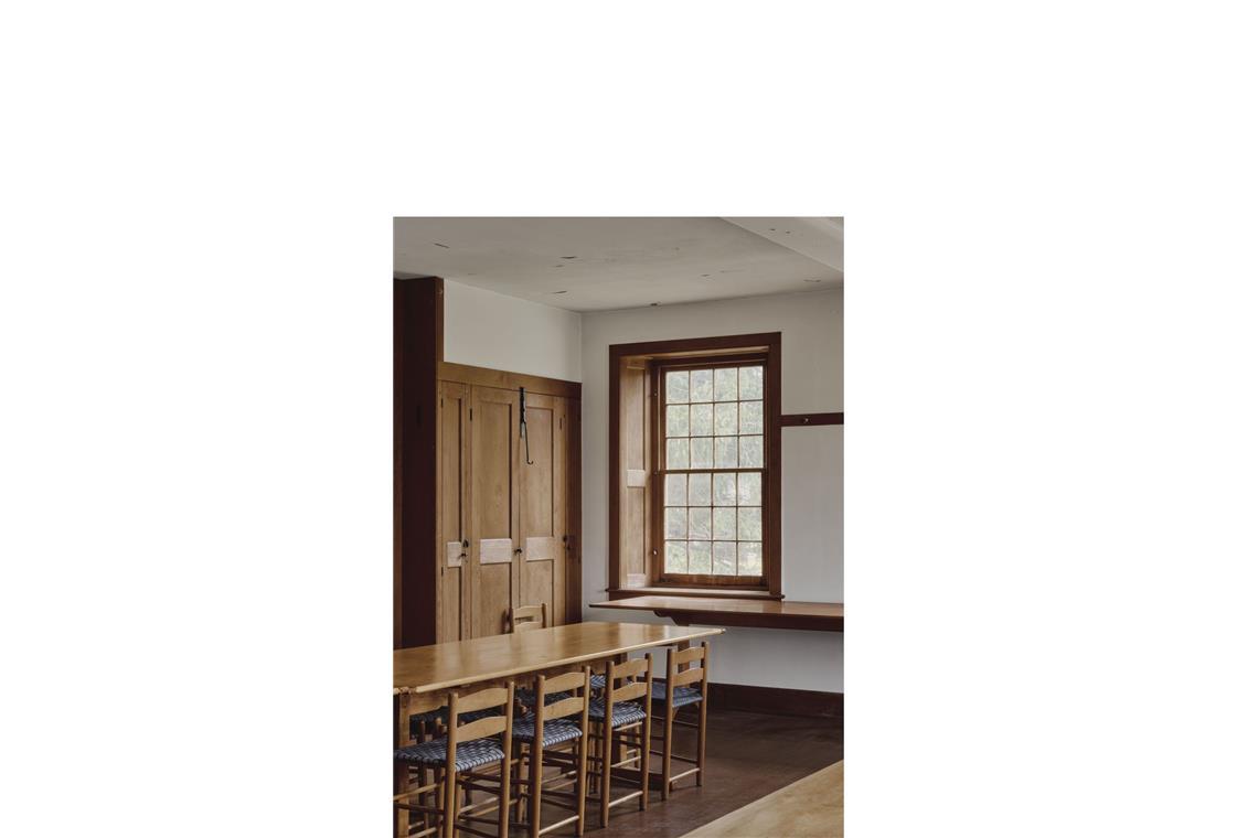 Möbel im Shaker Stil – cooles Design für die Ewigkeit Innenraum eines Wohnhauses, Hancock Shaker Village, Hancock, Massachusetts, 2024.
