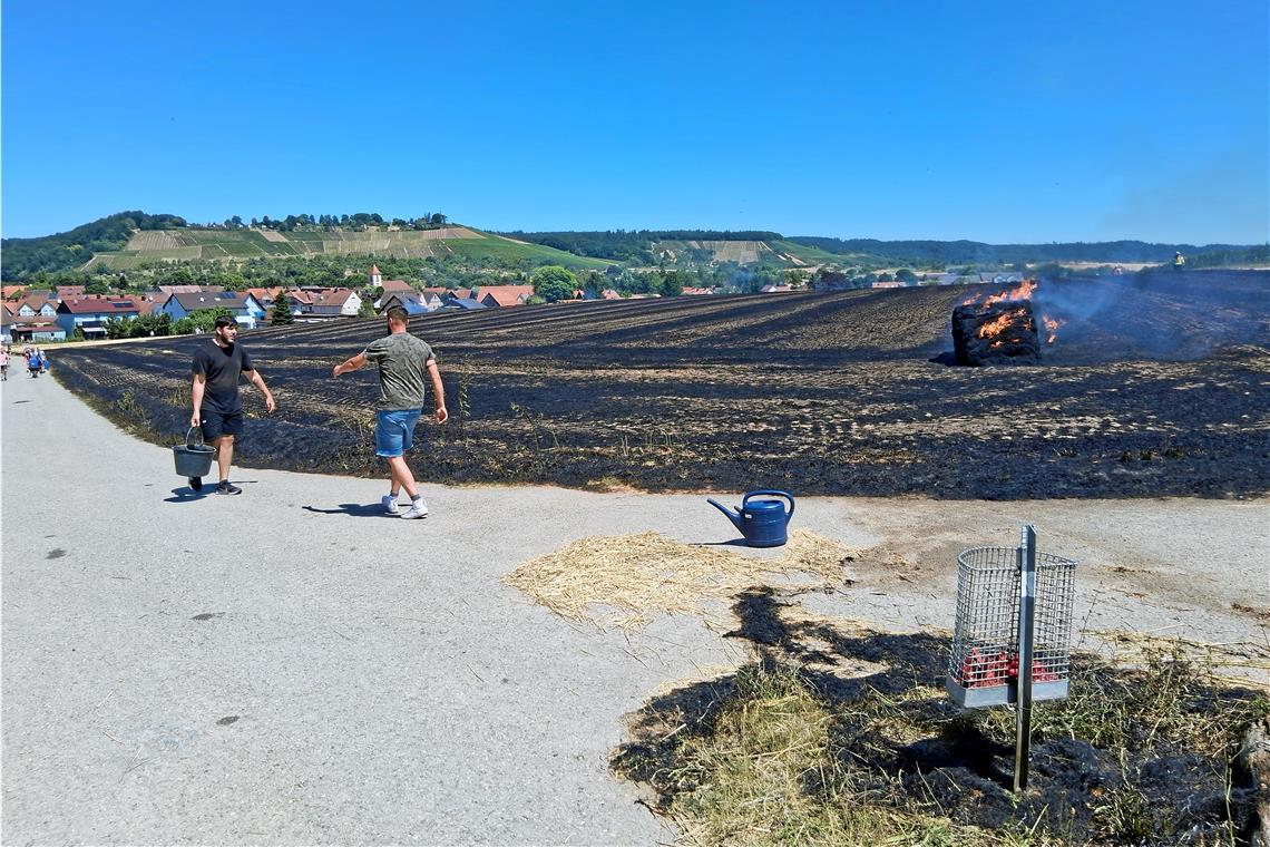 Innerhalb kürzester Zeit breitet sich das Feuer über den gesamten Acker aus und zerstört die eben erst gepressten Ballen.Foto: Matthias Nothstein