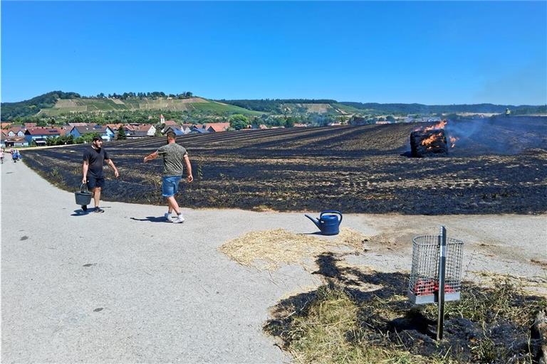 Innerhalb kürzester Zeit breitet sich das Feuer über den gesamten Acker aus und zerstört die eben erst gepressten Ballen.Foto: Matthias Nothstein