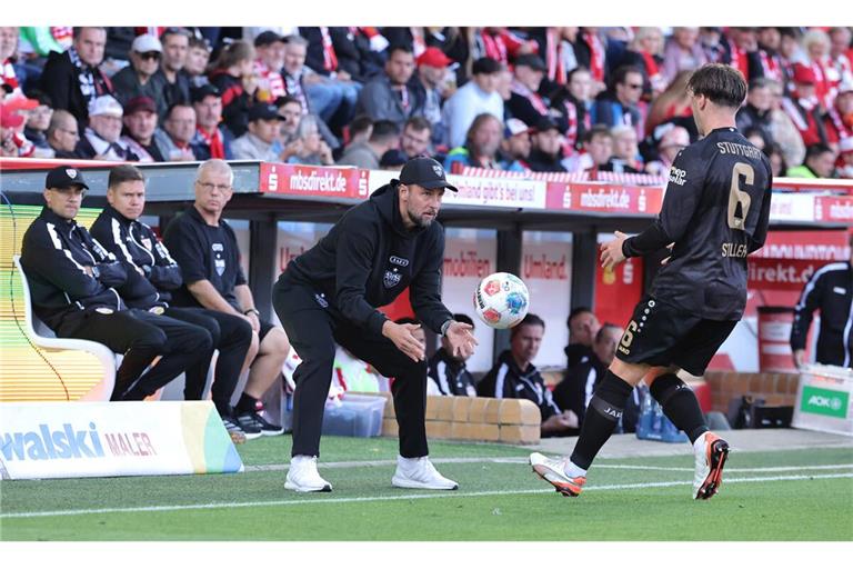 Ins Spiel gebracht: Der VfB-Trainer Sebastian Hoeneß (links) wirft Angelo Stiller den Ball zu, um in Berlin Tempo zu machen.