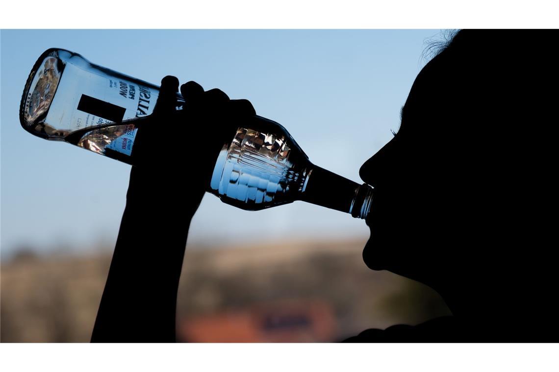 Weniger Menschen wegen Alkoholmissbrauchs in Kliniken Insbesondere Jugendliche sind den Angaben nach besonders von Alkoholmissbrauch betroffen. (Symbolbild)