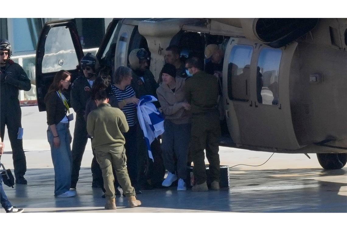 Hamas und Israel tauschen Geiseln gegen Häftlinge aus Insgesamt drei aus Israel entführte Männer kamen im Rahm eines Deals zwischen Israel und der Hamas am Samstag frei.