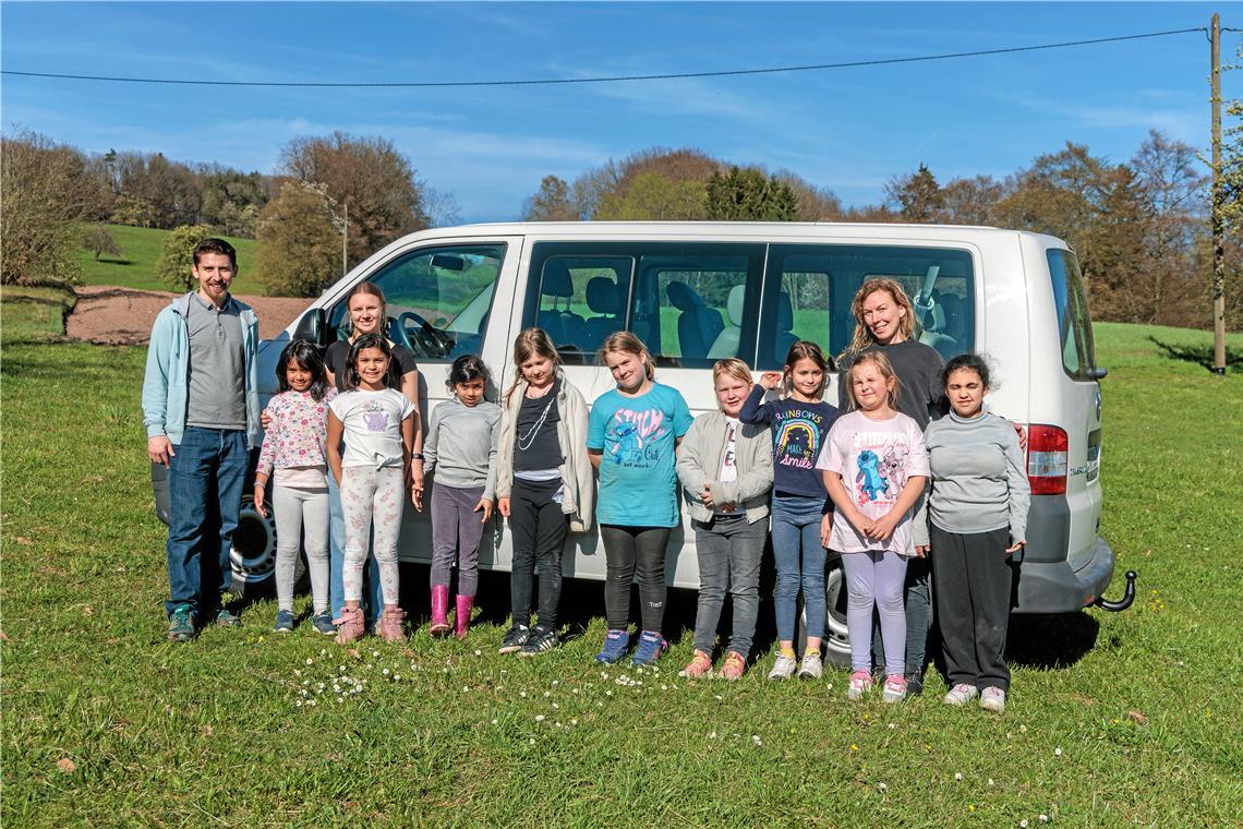 Insgesamt neun Mädchen im Alter von acht bis zehn Jahren sind beim ersten Ausflug mit dem Bus dabei. Fotos: Stefan Bossow