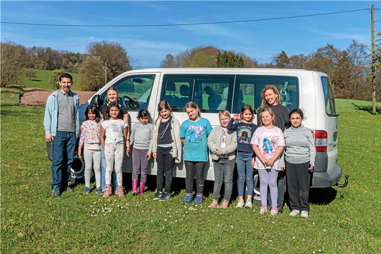 Insgesamt neun Mädchen im Alter von acht bis zehn Jahren sind beim ersten Ausflug mit dem Bus dabei. Fotos: Stefan Bossow