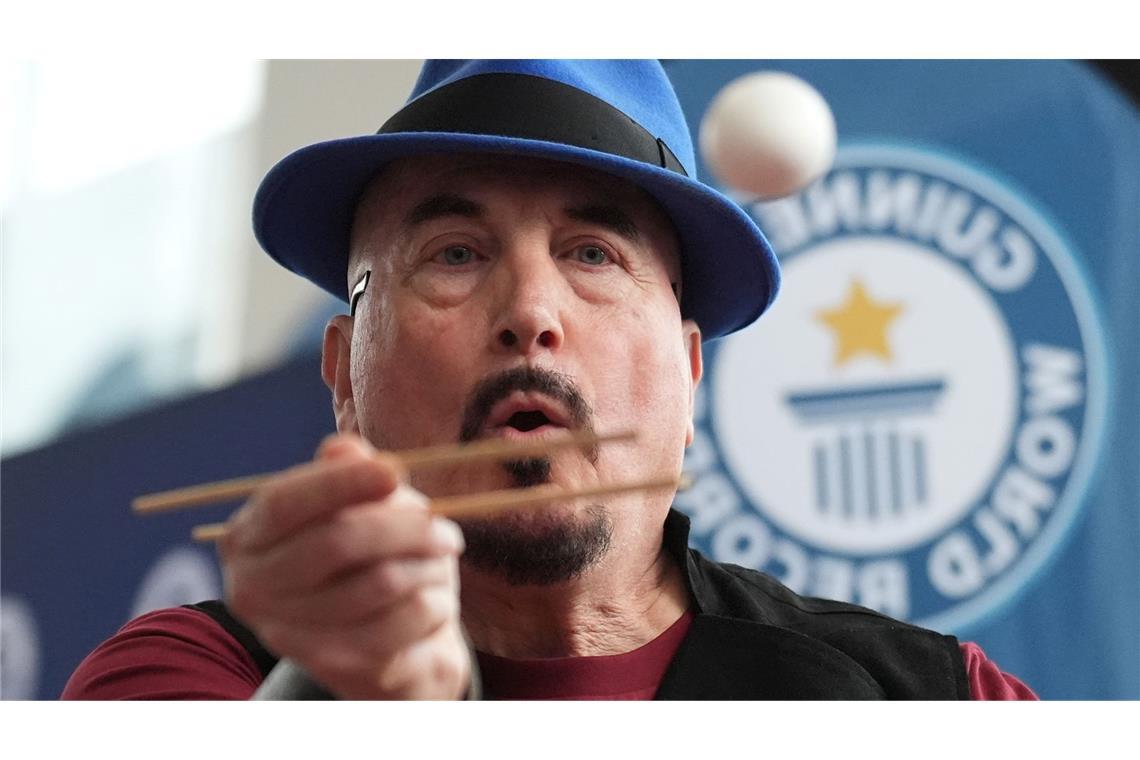 Insgesamt schaffte es Joe Alexander, elf Eier mit den Stäbchen zu fangen.