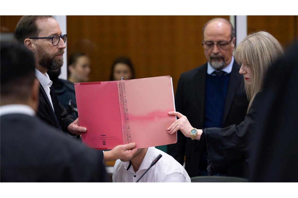 Insgesamt sind acht Männer angeklagt.