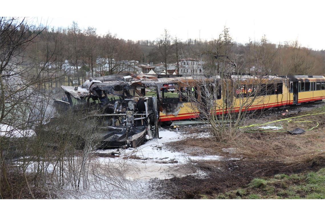 Stadtbahnfahrerin unter den Toten – Ermittlungen zur Katastrophe Insgesamt waren der Feuerwehr zufolge mindestens zehn Fahrgäste im Zug.
