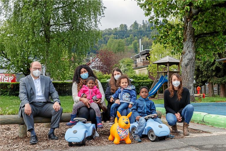 Inspektion des Außengeländes, das zur Kita Oetingerhaus gehört, mit Bürgermeister Armin Mößner (links), Kindergartenleiterin Désirée Strecker (rechts) und den ersten Neuankömmlingen, die zur Eingewöhnung mit ihren Müttern gekommen sind. Foto: J. Fiedler