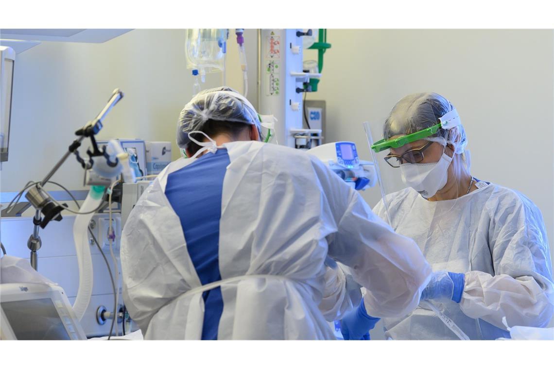 Virologen listen Versäumnisse der Corona-Pandemie auf Intensivpflegerinnen in Schutzkleidungen auf einer Covid-19 Intensivstation: In Sachsen beschäftigen sich Virologen mit der Aufarbeitung der Corona-Pandemie (Symbolfoto).