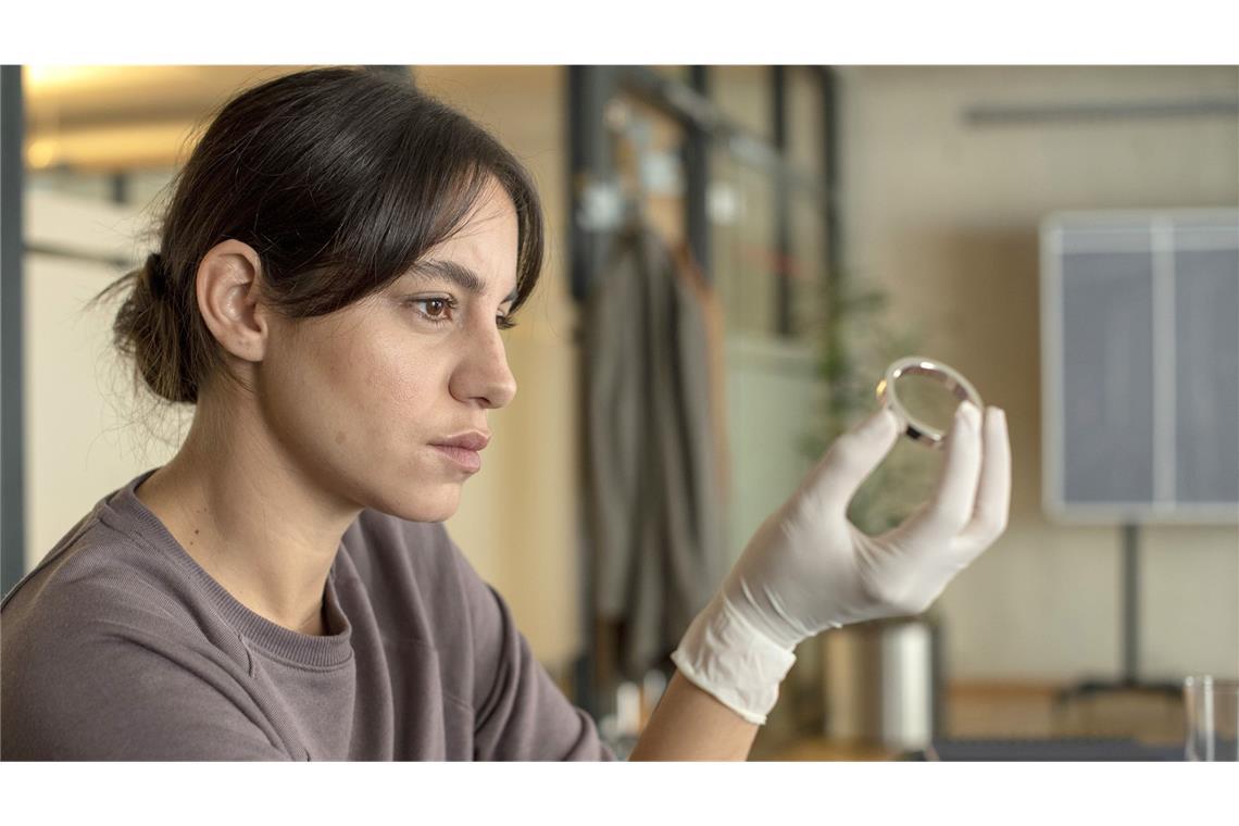 Wie war „Borowski und das hungrige Herz“? Interessantes Beweisstück: Mila Sahin (Almila Bagriacik) begutachtet einen Penisring, der beim Opfer gefunden wurde.