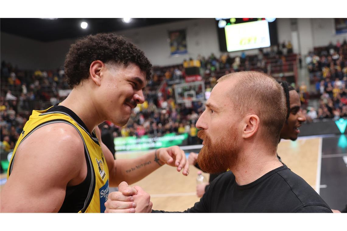 MHP Riesen Ludwigsburg wahren ihre letzte Chance Interims coach Lars Masell (re.) gratuliert Joel Scott.