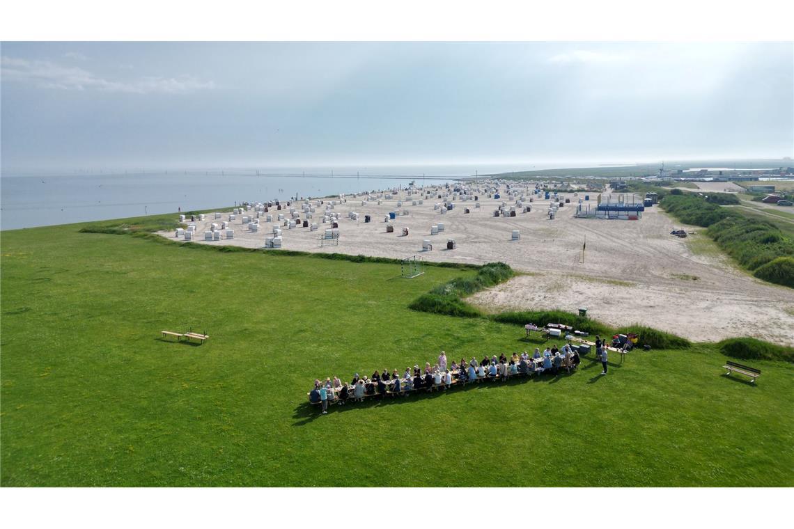 Internationales Deichfrühstück in Neuharlingersiel zum Wattenmeer-Jubiläum zieht zahlreiche Gäste an