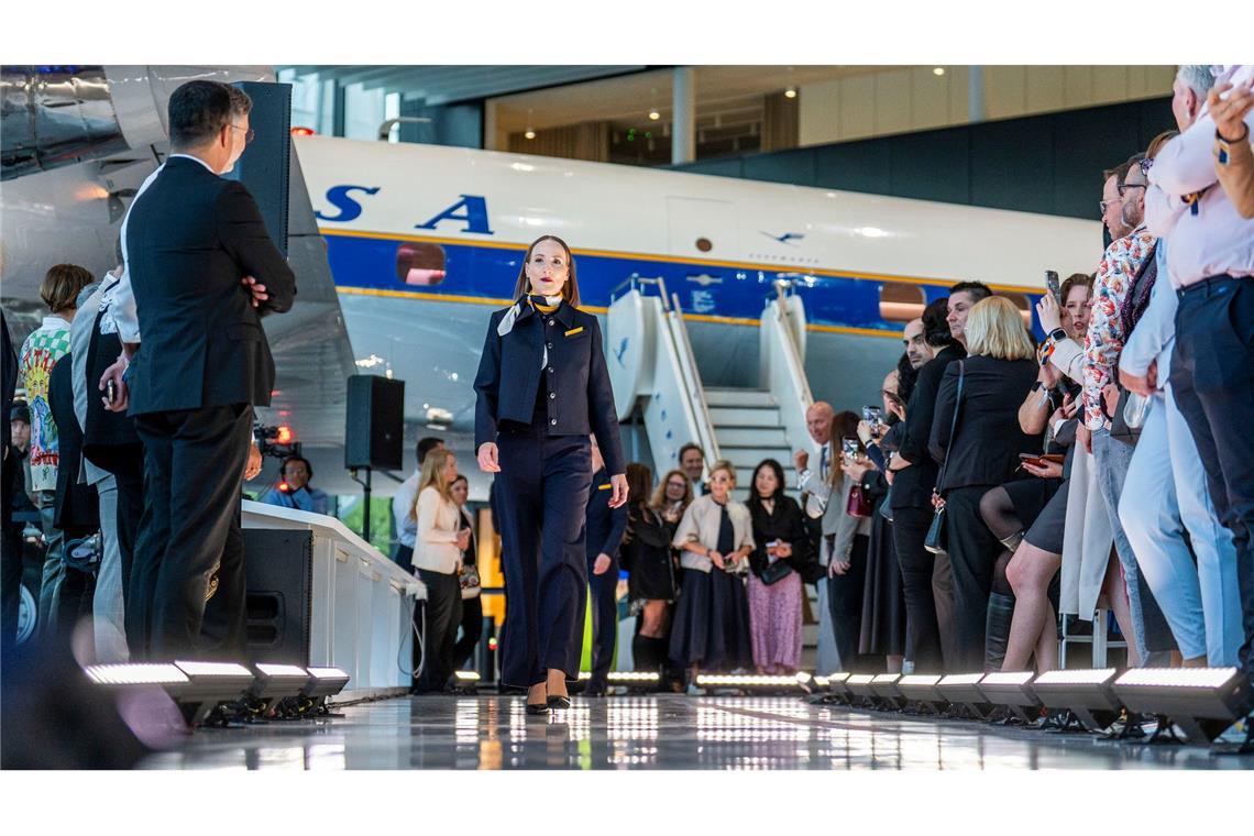 Interne Modenschau der Lufthansa.