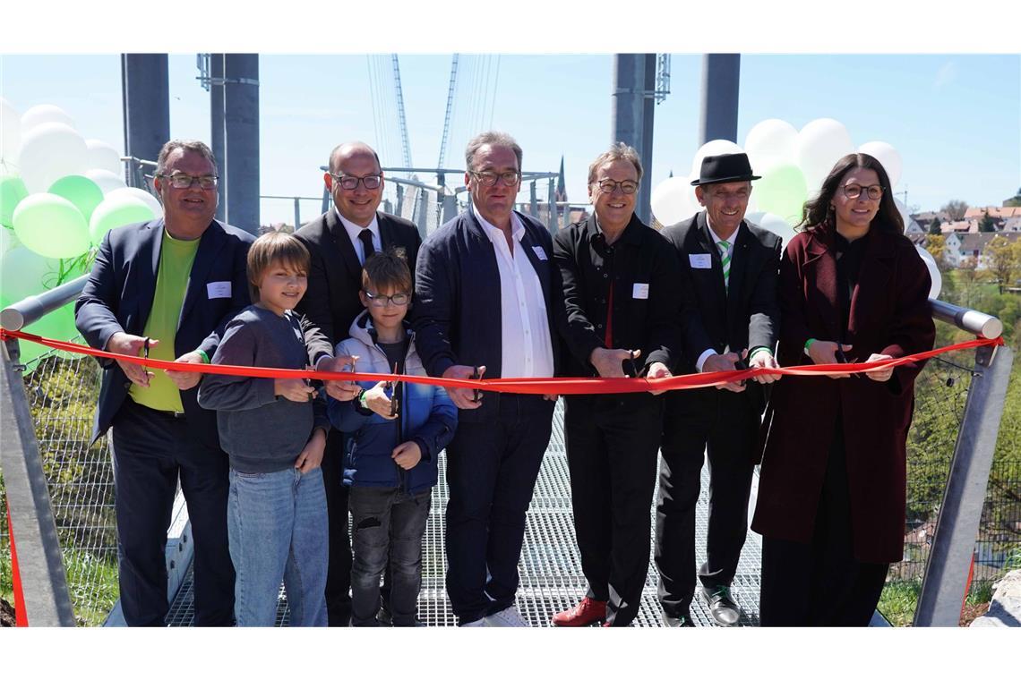 Investor Günter Eberhardt, Oberbürgermeister Christian Ruf, der Ersten Beigeordnete Ines Gaehn, Projektleiter Roland Haag, Henry Rauner und der Comedian Heinrich del Core schnitten das Band durch.