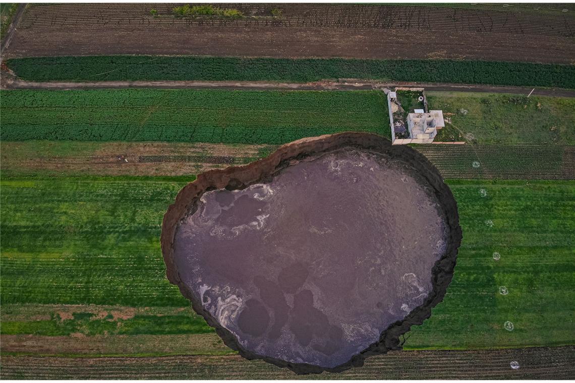 Riesiger Krater in Mexiko gibt Rätsel auf Inzwischen hat der Krater mit 97 Meter auf 78 Meter die Größe eines Fußballfeldes,